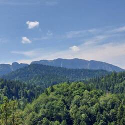 Die Benediktenwand ist gut zu erkennen.