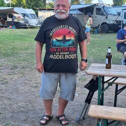 Gerhard ist stolz auf das T-Shirt