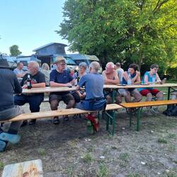 Die Canadierpaddler und auch Vereinsmitglieder der PGL genießen den Abend
