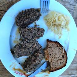 Leberknödel mit Bauernbrot