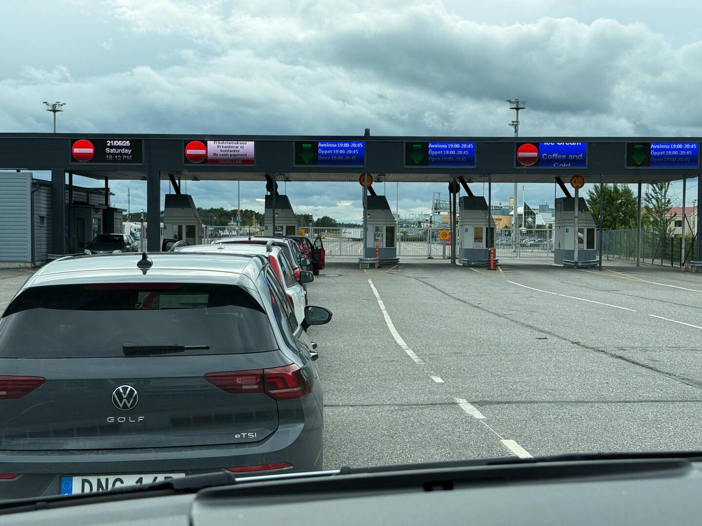 Wir warten am check-in