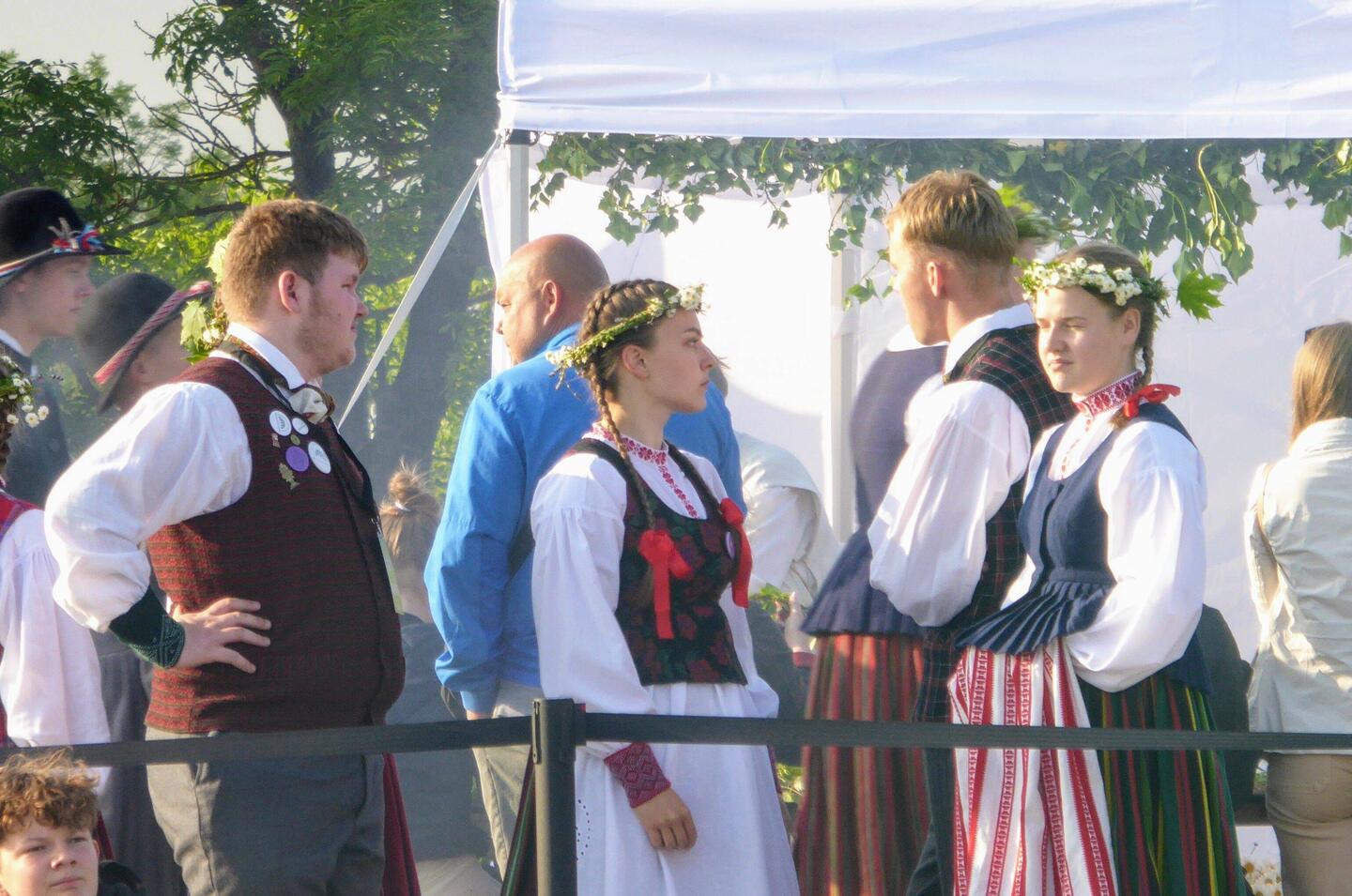 Sonnenwendfeier mit Trachten und Blumen im Haar