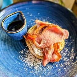 Pancakes mit Bacon und Sirup