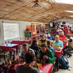 Mittagessen bevor die Vulkanbesteiger in die Kälte gehen.