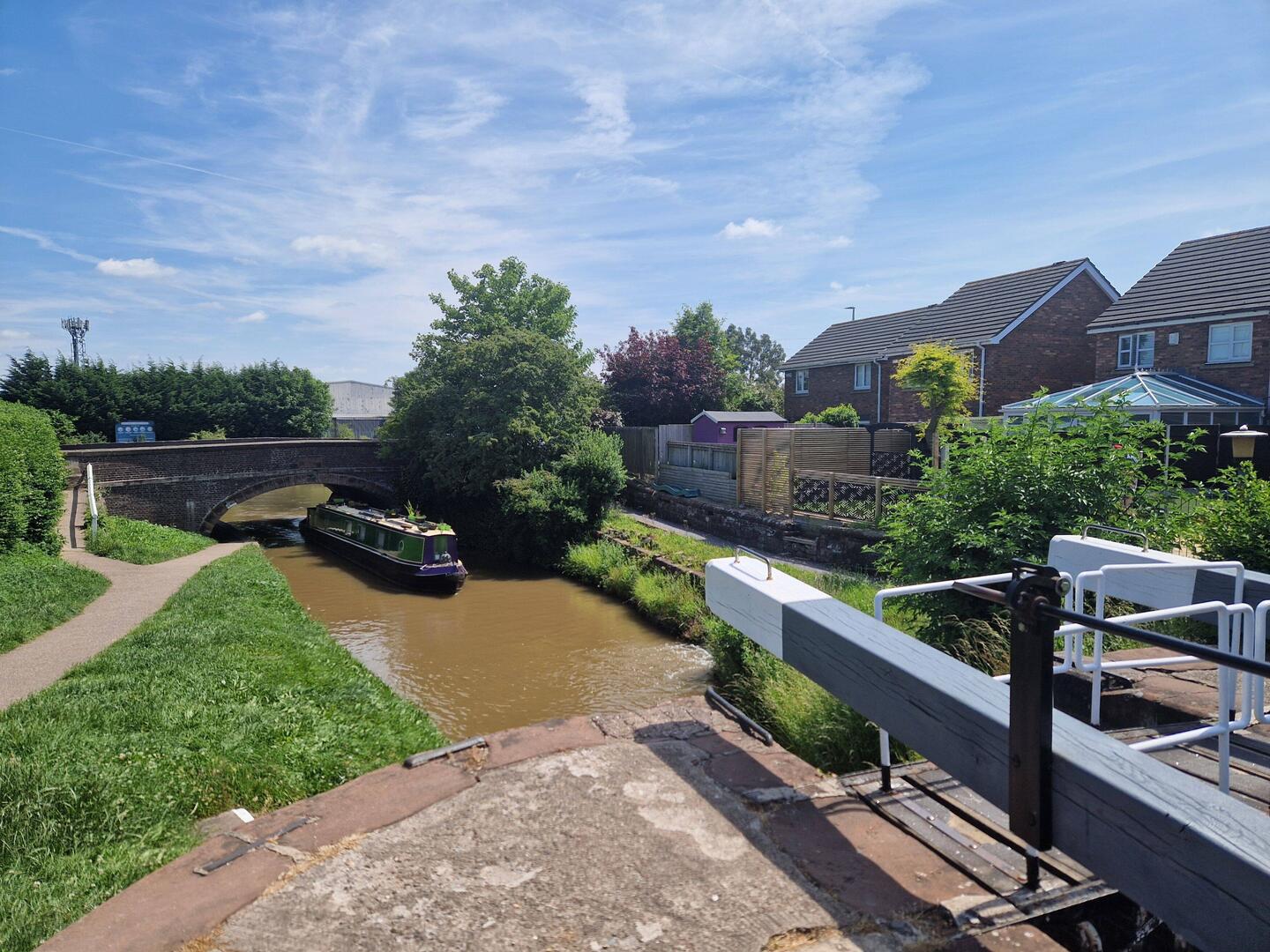 Turning off the Trent and Mersey, onto Middlewich Branch, approaching Wardle Lock