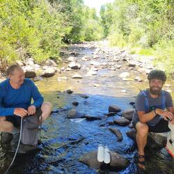 Ein kleiner Fluss unter einer Brücke. Ebenfalls eine gute Wasserquelle während der Fahrt