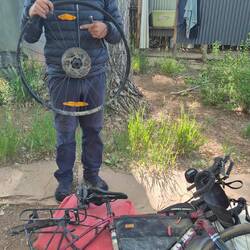 Voller Stolz: Carstens Meisterwerk - die mit einer Kevlarschnur reparierte Speiche