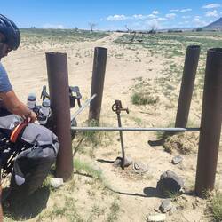 Ein seltenes Fundstück: hier gibt es sogar Wasser frisch aus dem Boden. Wir packen gleich mal 6l ein