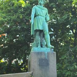 The Rollo Monument is a memorial to the Viking Rollo in the Norwegian city of Ålesund .