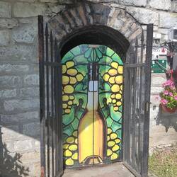 Eingang zu einem kleineren Weinkeller mit super Wein :D