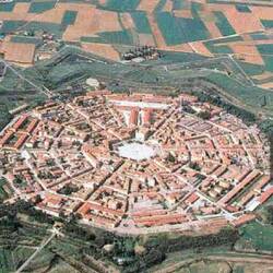 . Sie wurde als Militärstadt von der Republik Venedig erbaut, von türkischen Invasione zu schützen