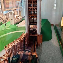 Hebeturm für Eisenbahn Wagons vom Schiff auf Schiene. Frühe Rheinquerung