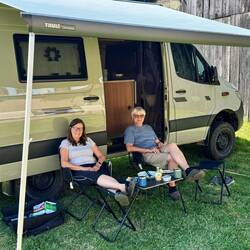 Sonntagsfrühstück mit Pfannkuchen und Blaubeeren