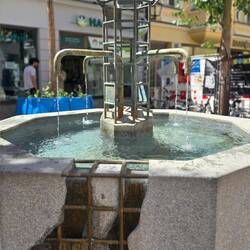 Ungewöhnlicher Überlauf am Viereimerbrunnen