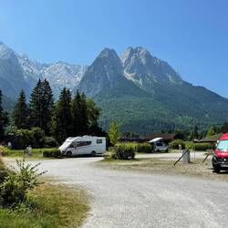 Camping Zugspitz Ressort mit Blick auf die Alpsitze und Waxenstein