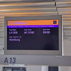 Schon saßen wir am Gate A13 für den Weiterflug nach Hamburg.