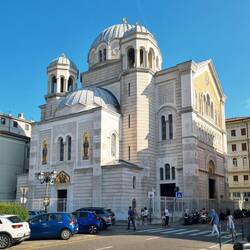 ... vorbei an der imposanten serbisch-orthodoxen Kirche...