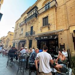 Natürlich gibt es einen vollen Pub 😅