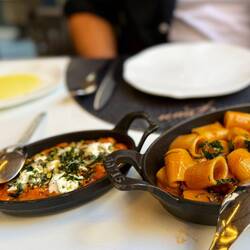 Risotto Nero und Meeresfrüchte Pasta - beides ausgezeichnet, vor allem das Risotto
