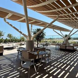 Die Lounge hat sogar eine Terasse mit Rollfeldblick