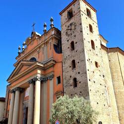 De middeleeuwse toren laat perfect zien hoe groot de kerk wel is.