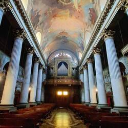 De kerk van Sinthià. De fresco maakt indruk.