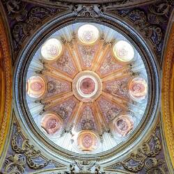 De octogonale koepel van binnenin.