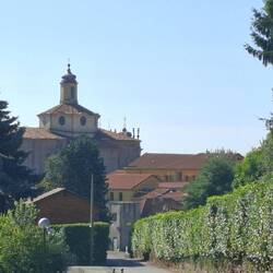 De kerk van Cavagna in de verte. Niets doet vermoeden wat me wacht.