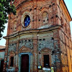 Een kapel in Roppolo. Met bakstenen kan je sculpturen.