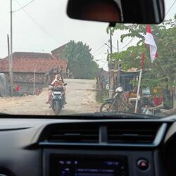5 Leute am Moped, kein Thema