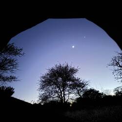 22.06.2025, 6 Uhr. Blick aus dem Zelt auf Mond und Sonnenaufgang.