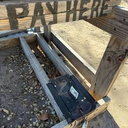 Secure Pay auf afrikanisch: Eine Knister-Kässli. Nur Scheine knistern schöner.