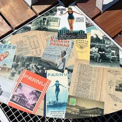 Werbung aus alten Zeiten auf den Bänken auf der Supeluse