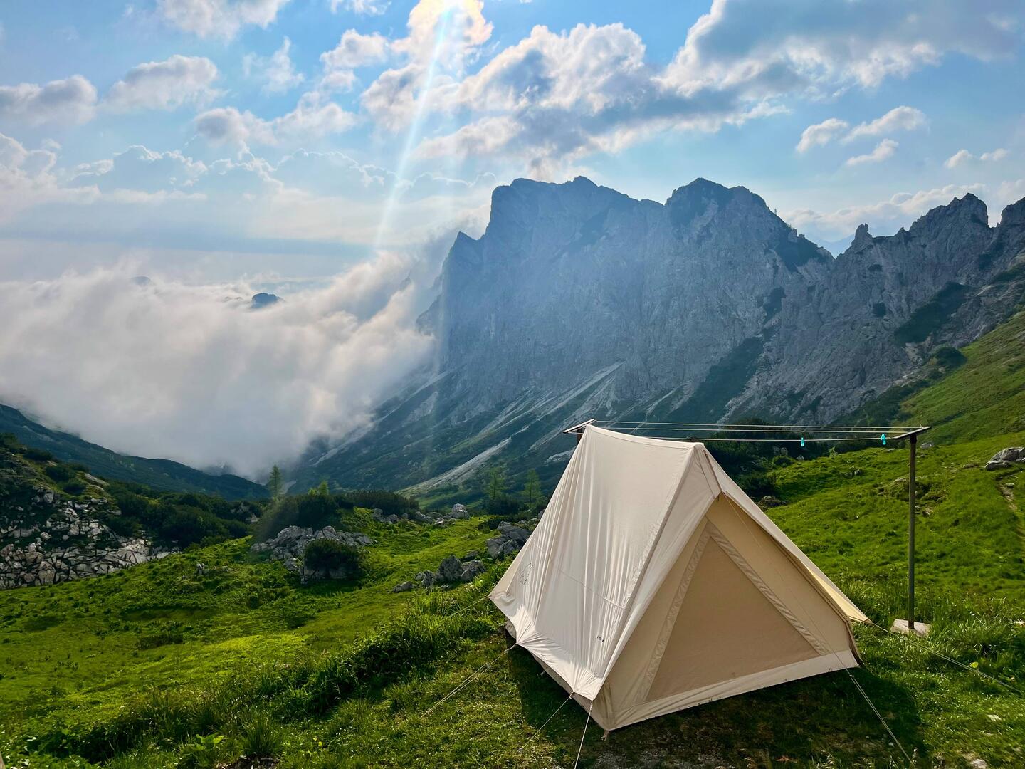 Der Hüttenwirt selbst, schläft im Zelt und genießt täglich die Aussicht auf den Grabnerstein.