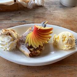 Strudel caldo con panna e gelato