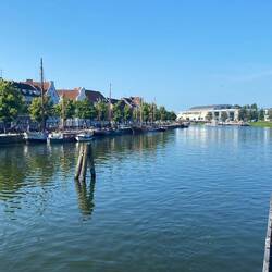 Trave-Hafen mit Theater im Hintergrund