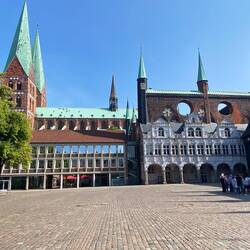 Blick auf St. Marien und Rathaus