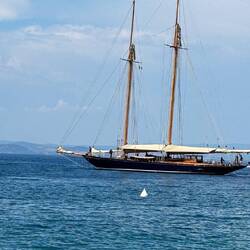 Das ist das älteste Schiff hier, die Marietta von 1915, 32m lang, nicht teilgenommen, nur Zuseher.
