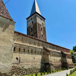Halt bei der Wehrkirche Mosna