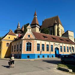 Schöner Blick auf die Wehrkirche in Biertan. Im Vordergrund nettes Restaurant