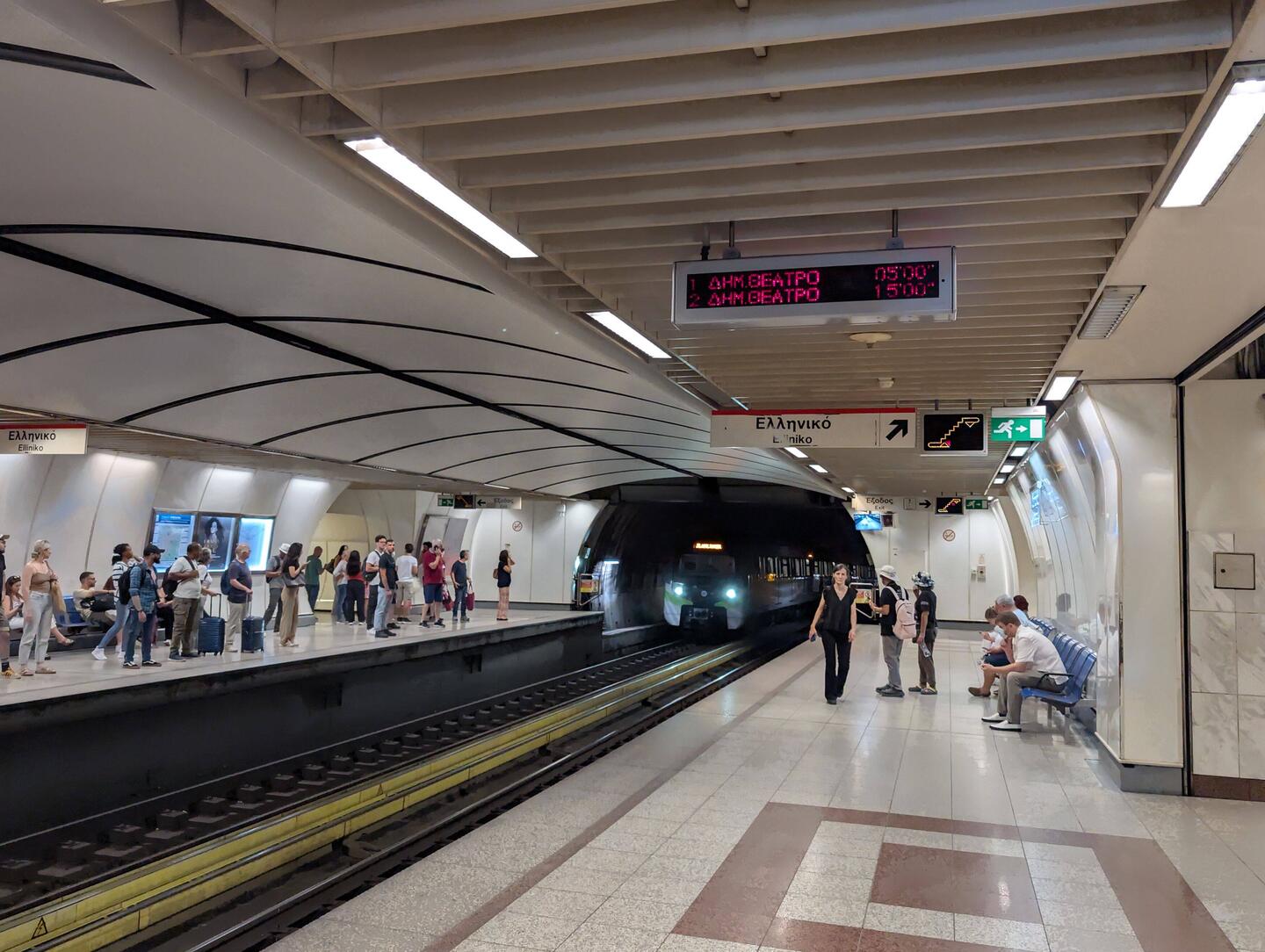 Mit Bus, Metro und zu Fuß zur Agora