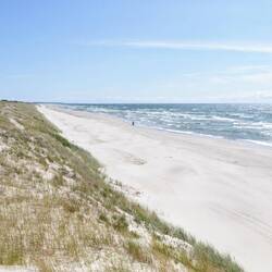 Ein Strand bis zum Horizont