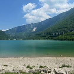 Vorbei an einigen schönen Bergseen.