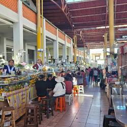 Sonntag. Markttreben mit reduziertem Angebot:) Saftladenstraße.