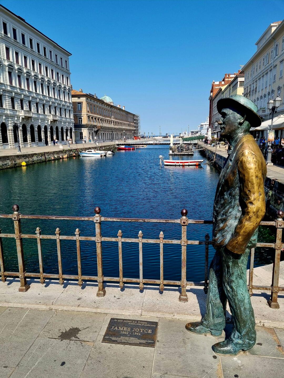 Der Schriftsteller James Joyce (1882-1941) blickt über den Canal Grande.