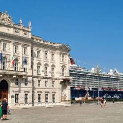 An der Piazza Unitá d'Italia: Moderner Anbau 😅 ...