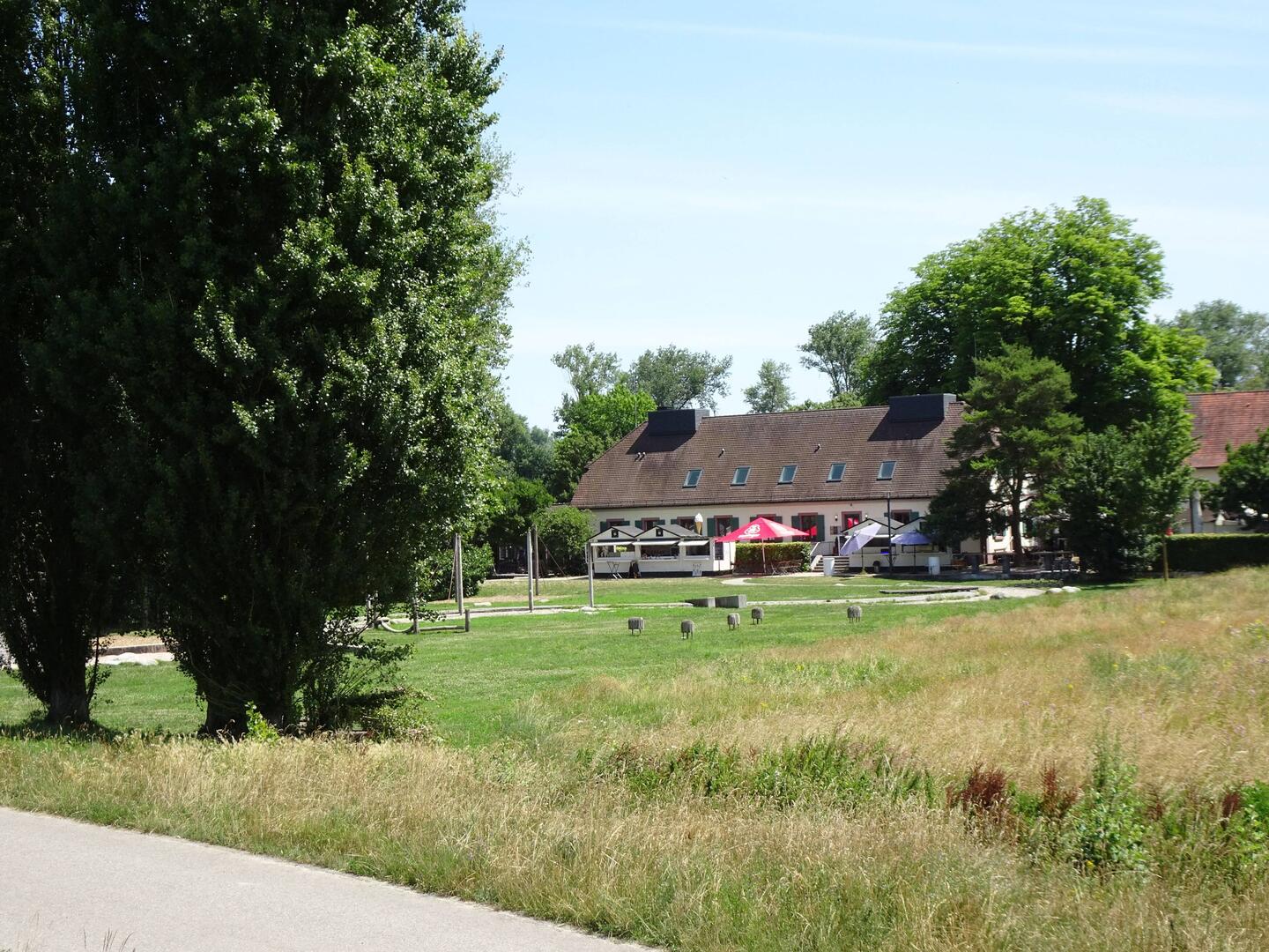 Blick auf das Hofgut Maxau
