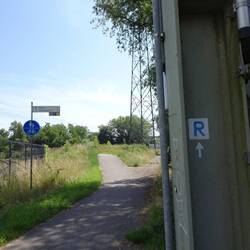 Rheinauenweg in der Nähe des Rheinhafen-Dampfkraftwerks Karlsruhe