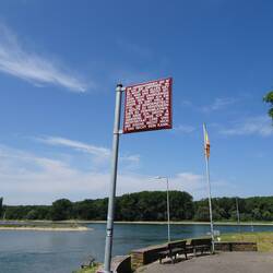 Rhein in der Nähe des Karlsruher Hafens
