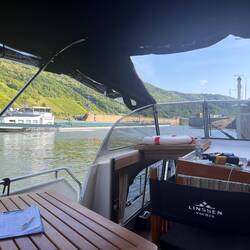 Schleuse Lehmen, wir in Warteposition, der 180m Schubverband Santa Cruz fährt ein